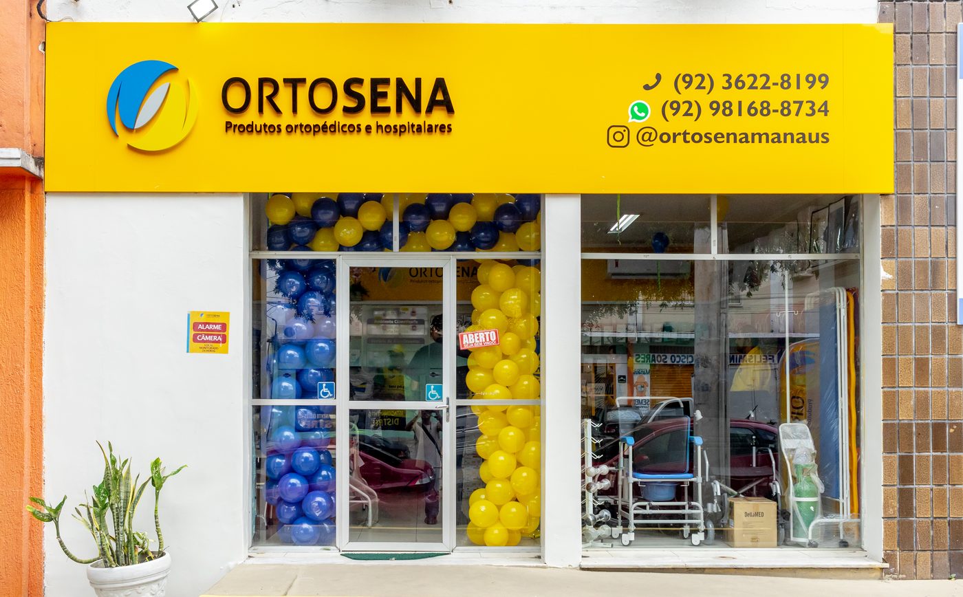 Fachada da loja Ortosena na Av. Ayrão, ao lado do Hospital Santa Júlia, com vitrine de produtos ortopédicos e hospitalares