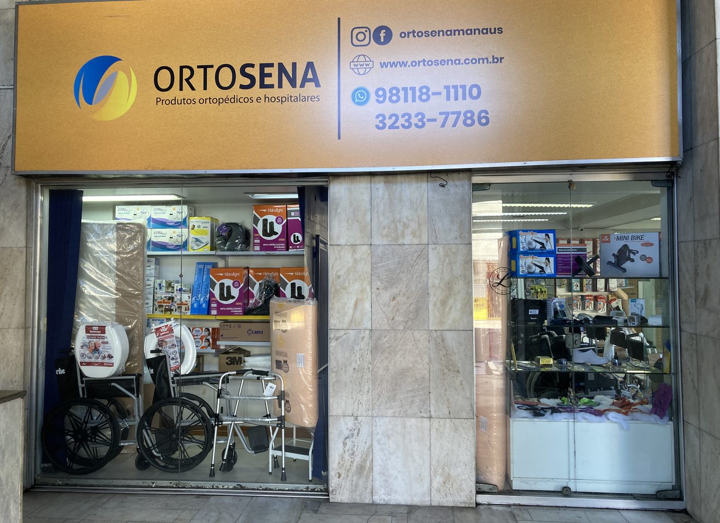 Fachada da loja Ortosena no Centro de Manaus, Edifício Antônio Simões, com vitrine de produtos ortopédicos e hospitalares